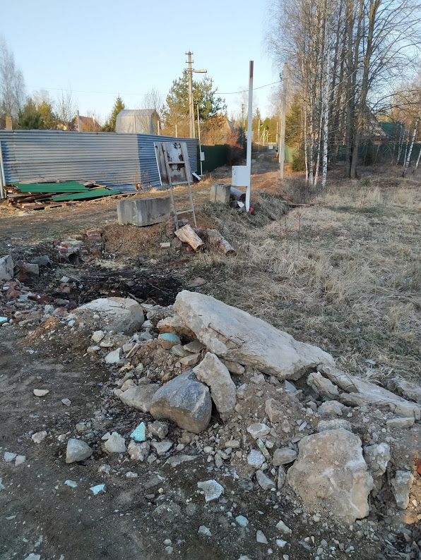Свалка строительного мусора по границе и напротив участка 90